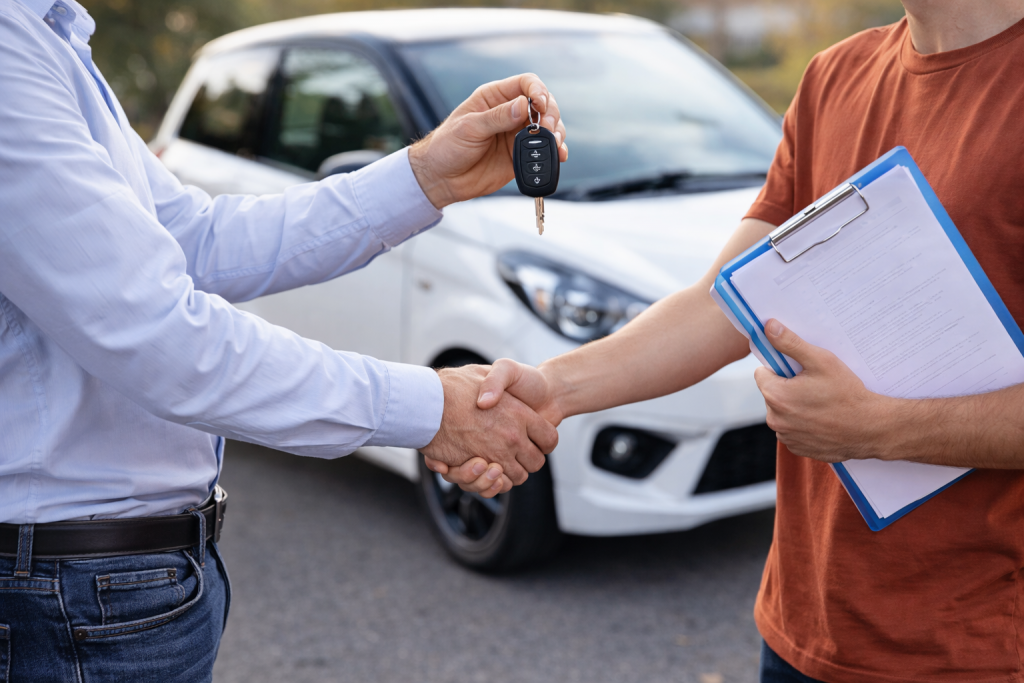 Cierre de venta de un microcoche con entrega de llaves y documentación
